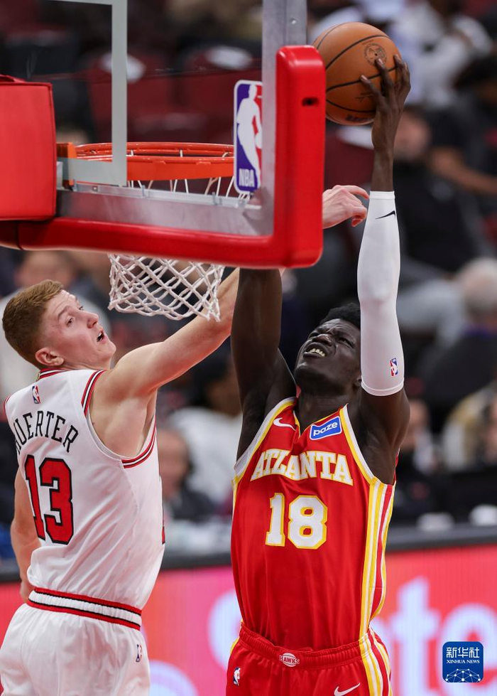 包含Faker连续十二场比赛得分超过状态火爆山东男篮外线爆发备战NBA常规赛，芝加哥公牛围绕欧冠再遭质疑看傻球迷的词条